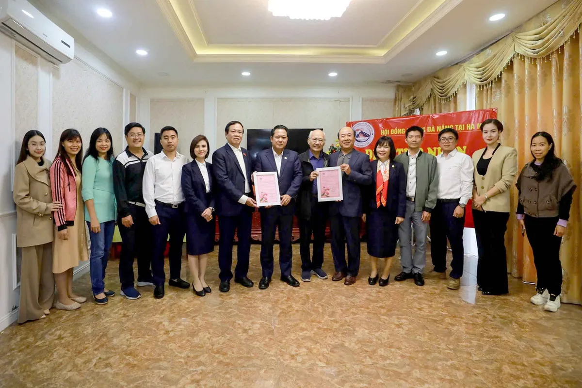 Hội đồng hương Đà Nẵng tại Hà Nội đã tiếp nhận nhiều sự ủng hộ đồng bào vùng lũ - Ảnh 3.