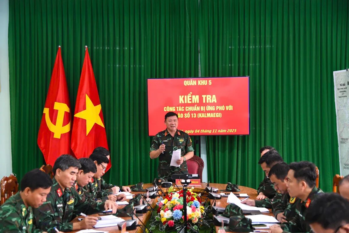 Quân khu 5 trực tiếp chỉ đạo công tác ứng phó bão số 13 tại Quảng Ngãi - Ảnh 1.
