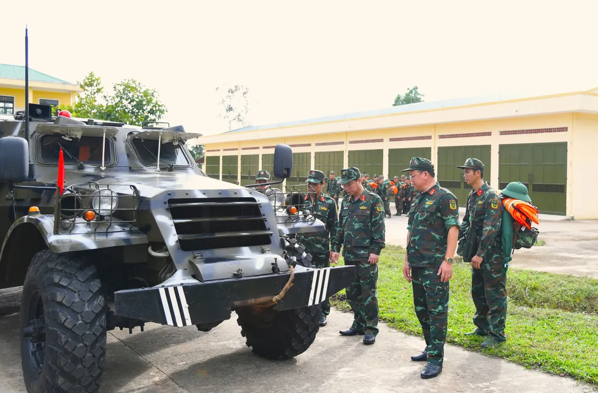 Quân khu 5 trực tiếp chỉ đạo công tác ứng phó bão số 13 tại Quảng Ngãi - Ảnh 2.