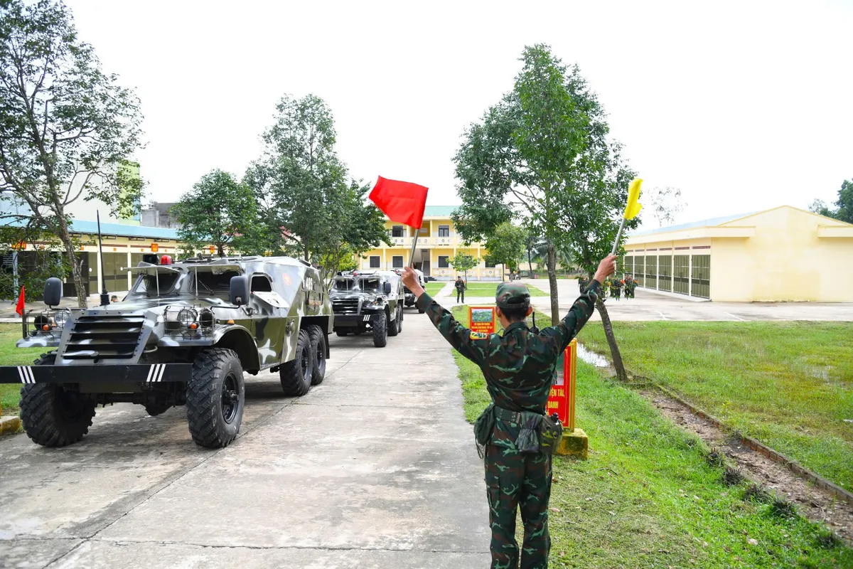 Quân khu 5 trực tiếp chỉ đạo công tác ứng phó bão số 13 tại Quảng Ngãi - Ảnh 5.