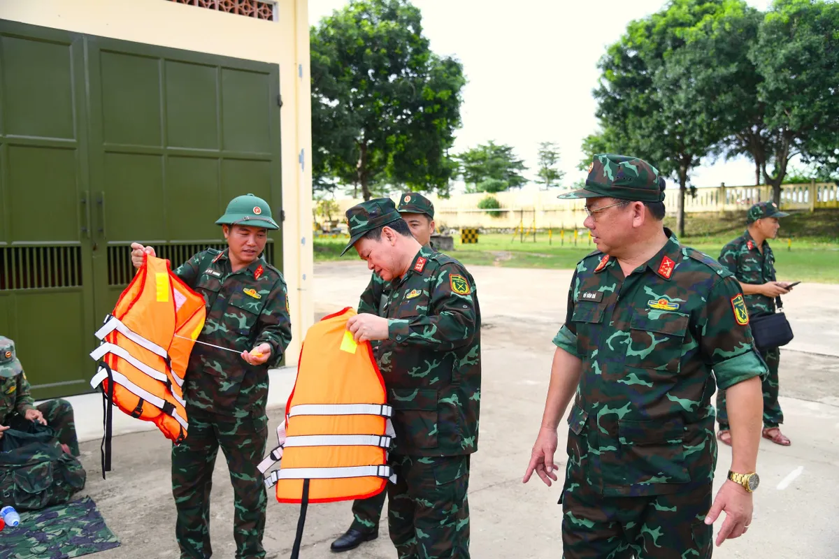 Quân khu 5 trực tiếp chỉ đạo công tác ứng phó bão số 13 tại Quảng Ngãi - Ảnh 4.