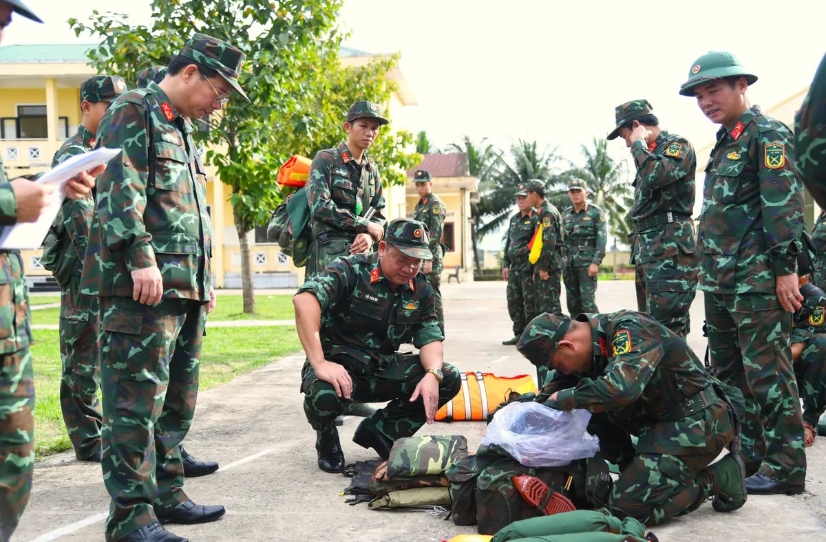 Quân khu 5 trực tiếp chỉ đạo công tác ứng phó bão số 13 tại Quảng Ngãi - Ảnh 3.