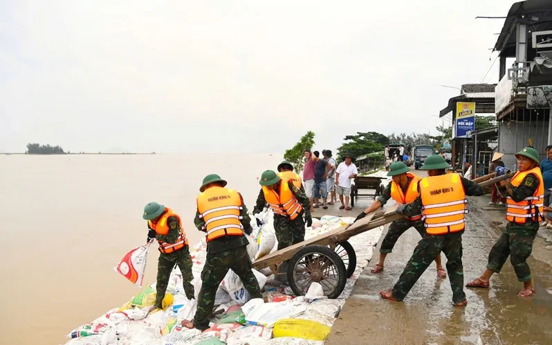  Các lực lượng thực hiện nhiệm vụ tại tuyến kè An Lương, xã Duy Nghĩa, TP Đà Nẵng. Ảnh: QĐND