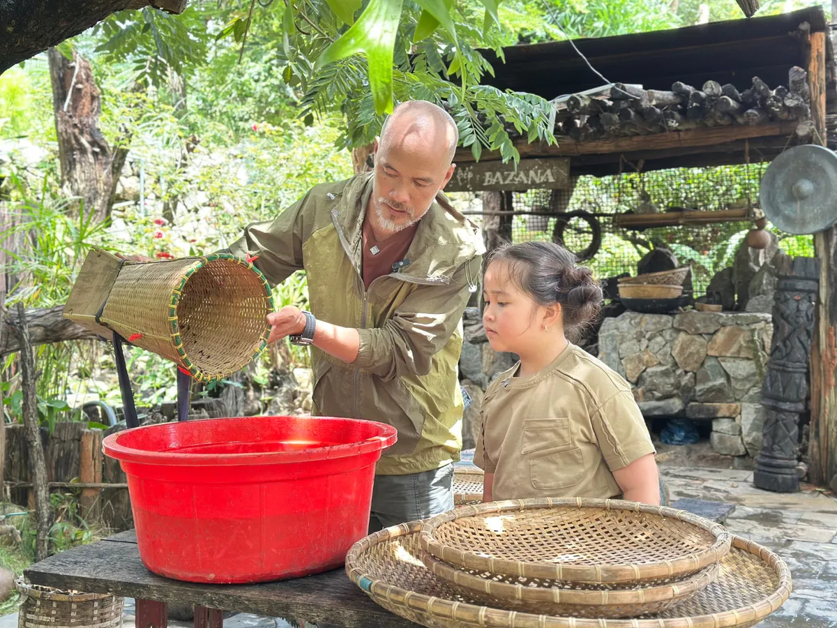 Bố con họa sĩ Hồ Việt và trải nghiệm khó quên trong Cha con vạn dặm - Ảnh 4.