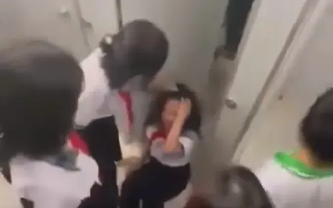 Nữ sinh bị bạn học vây đánh hội đồng