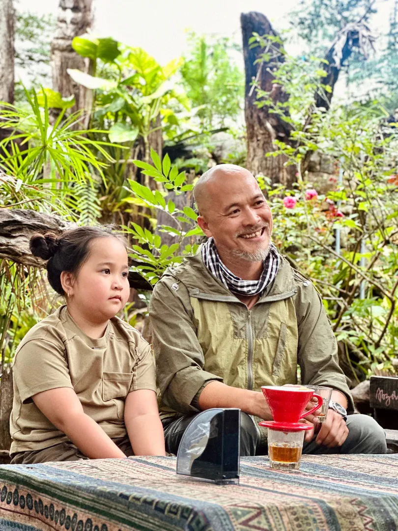 Bố con họa sĩ Hồ Việt và trải nghiệm khó quên trong Cha con vạn dặm - Ảnh 1.