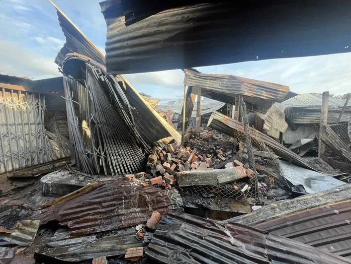 Cháy lớn trong đêm, hàng chục ki-ốt ở chợ Bình Dương (Gia Lai) bị thiêu rụi - Ảnh 2.