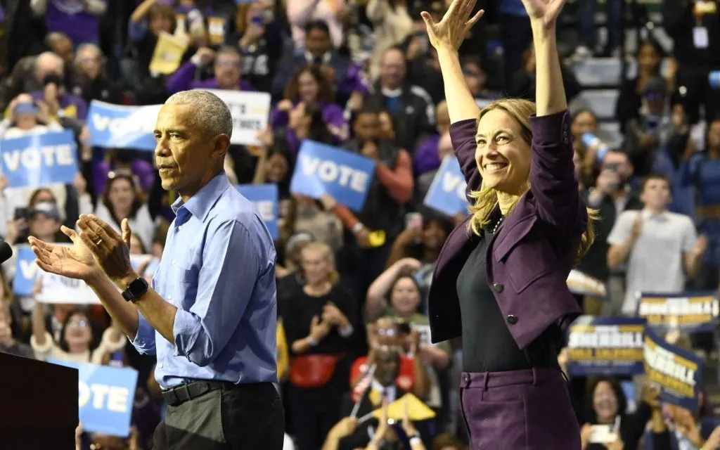 Cựu Tổng thống Mỹ Barack Obama trong buổi vận động tranh cử để ủng hộ Hạ nghị sĩ Mikie Sherrill cho chức Thống đốc bang New Jersey, ngày 1/11/2025 (Ảnh: AFP)