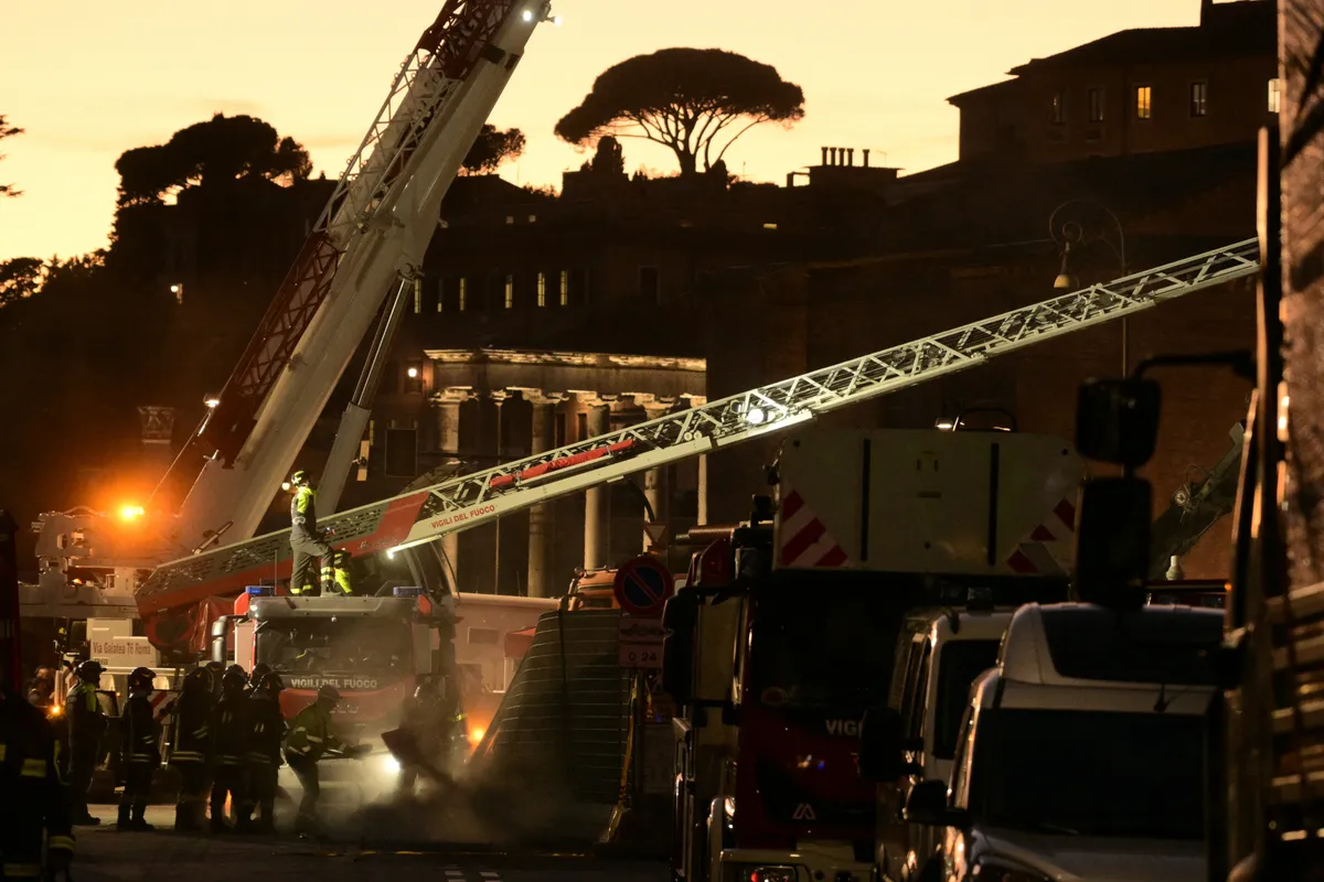 Công nhân tử vong sau 11 giờ mắc kẹt trong tòa tháp thời trung cổ bị sập ở Italy - Ảnh 2.