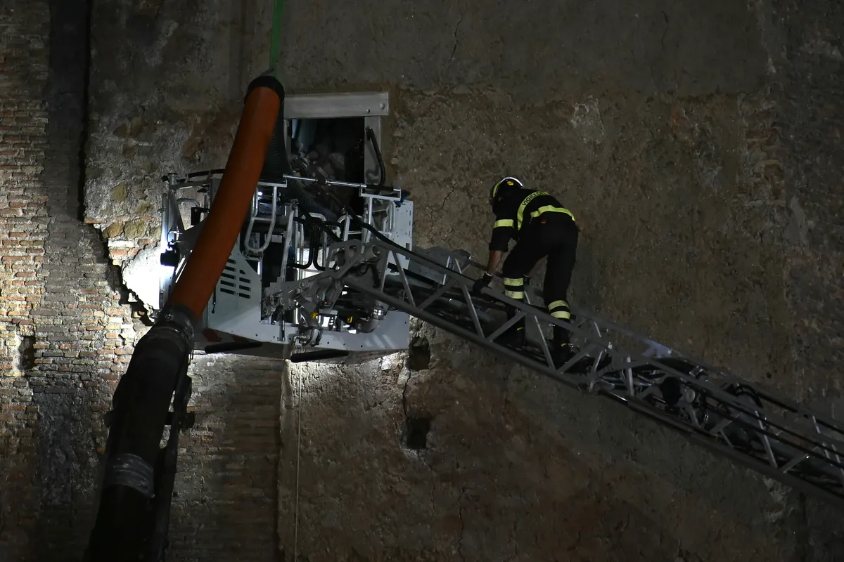 Công nhân tử vong sau 11 giờ mắc kẹt trong tòa tháp thời trung cổ bị sập ở Italy - Ảnh 1.