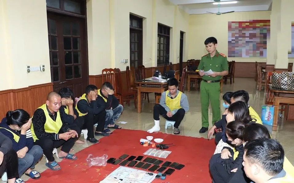 Cơ quan Công an bắt giữ các con bạc. Ảnh Công an tỉnh Ninh Bình