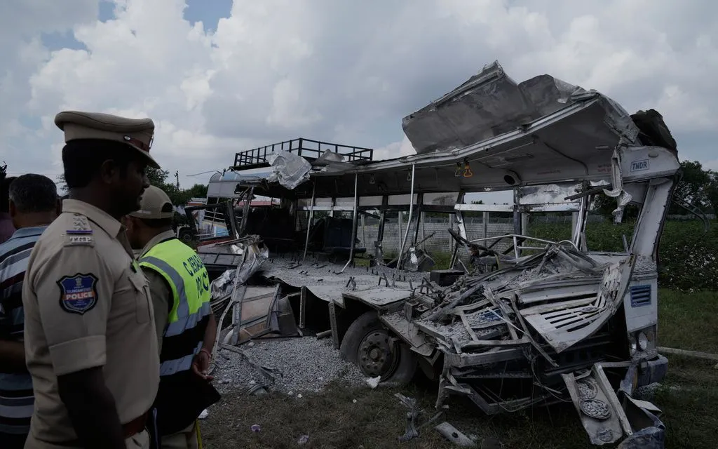 Hiện trường vụ xe tải đâm xe bus ở miền Nam Ấn Độ (Ảnh: AP)