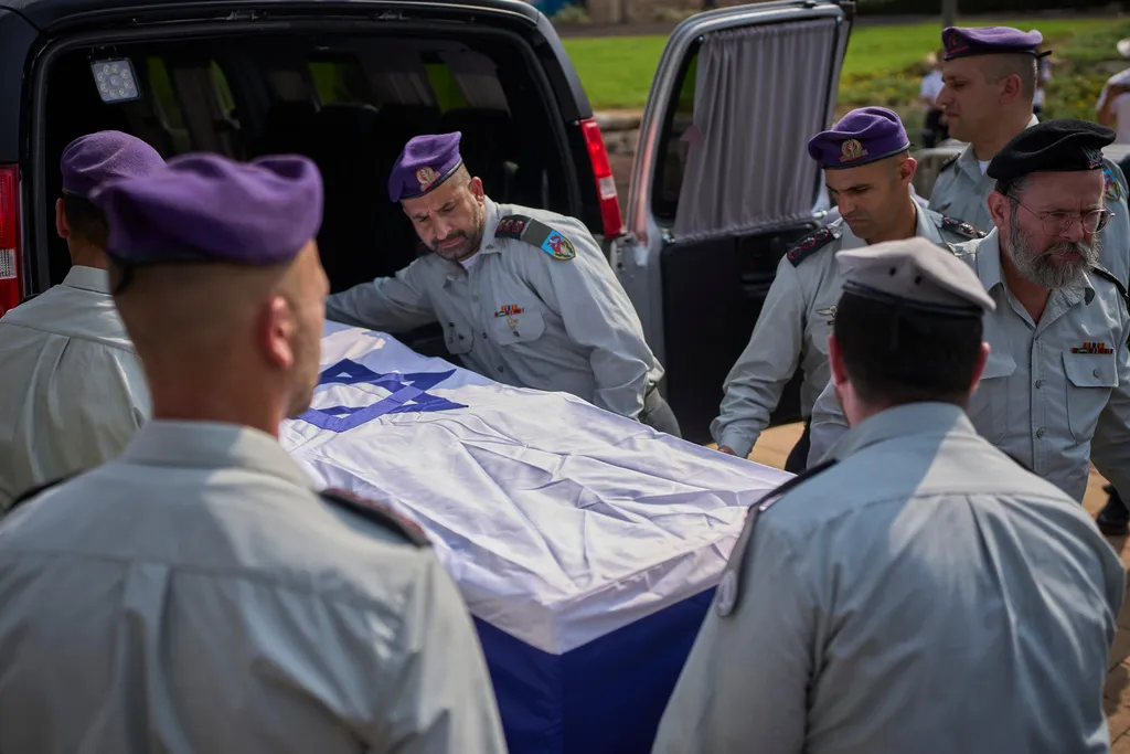 Israel trao trả hài cốt 45 người Palestine sau khi Hamas chuyển giao 3 thi thể binh sĩ- Ảnh 1.