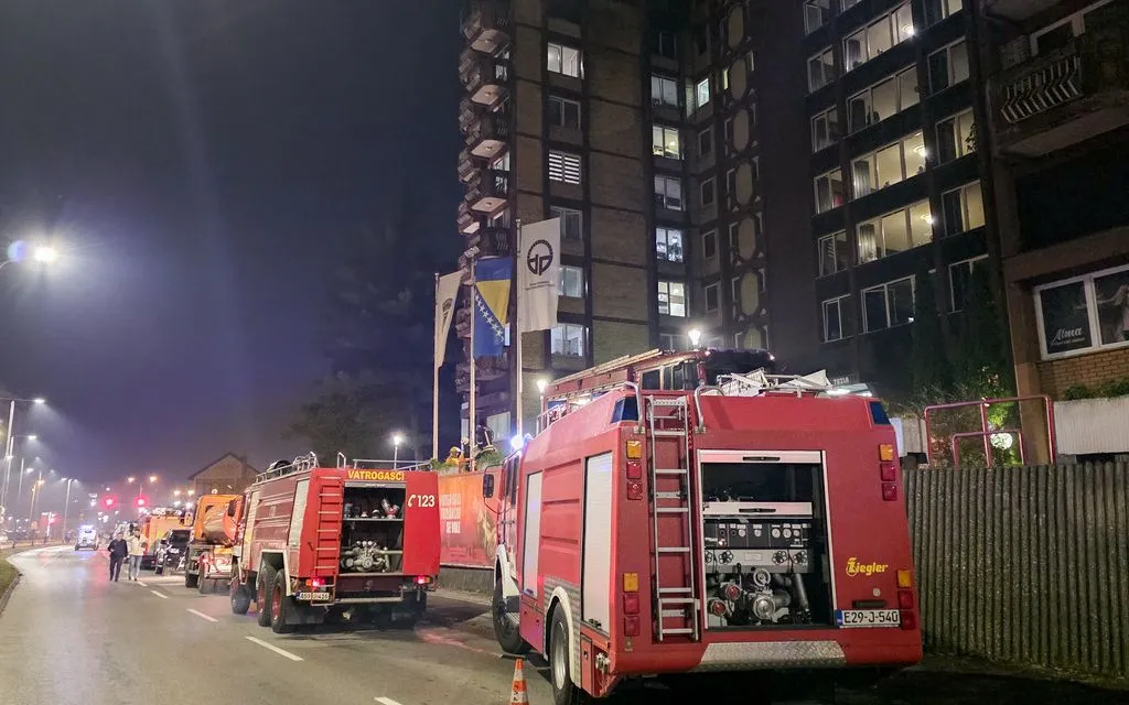 Lính cứu hỏa đứng trước nhà dưỡng lão sau vụ hỏa hoạn ở Tuzla, Bosnia, ngày 4/11/2025 (Ảnh: AP)