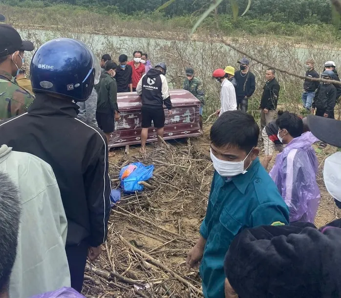 Tìm thấy thi thể người phụ nữ bị lũ cuốn trôi khi đi qua ngầm tràn ở Quảng Trị - Ảnh 1.