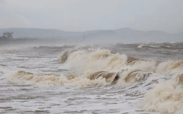 Bộ Nông nghiệp và Môi trường yêu cầu đảm bảo an toàn hệ thống đê điều ứng phó bão Kalmaegi - Ảnh 1.