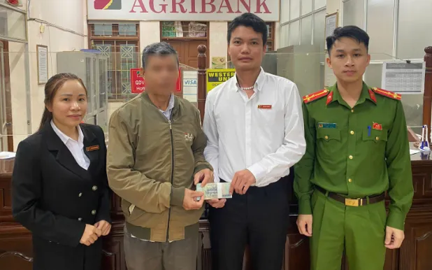 Công an xã Đại Đồng cùng cán bộ ngân hàng trao trả lại tiền cho ông D. Ảnh: Công an Phú Thọ