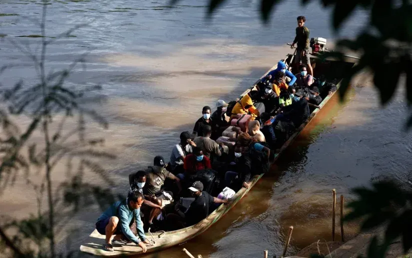 Người dân từ nhiều quốc gia khác nhau - làm việc tại khu phức hợp KK Park ở Myanmar - chạy trốn sang Thái Lan vào ngày 24/10/2025 (Ảnh: AFP)