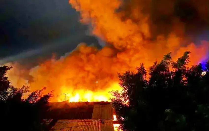 Vụ cháy lớn khiến nhiều tài sản của tiểu thương bị thiêu rụi (Nguồn: PLO)