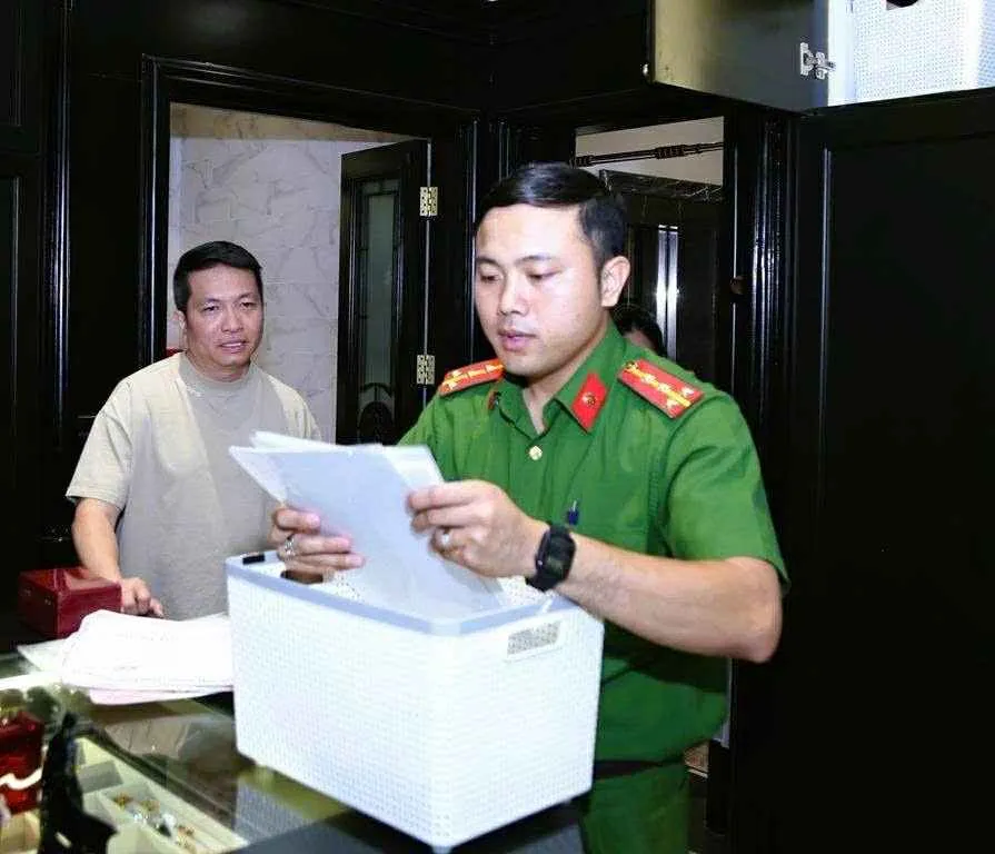 Bắt tạm giam chồng Đoàn Di Băng để điều tra vụ hàng giả - Ảnh 2.