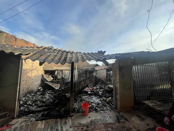 Cháy lớn trong đêm, hàng chục ki-ốt ở chợ Bình Dương (Gia Lai) bị thiêu rụi - Ảnh 1.