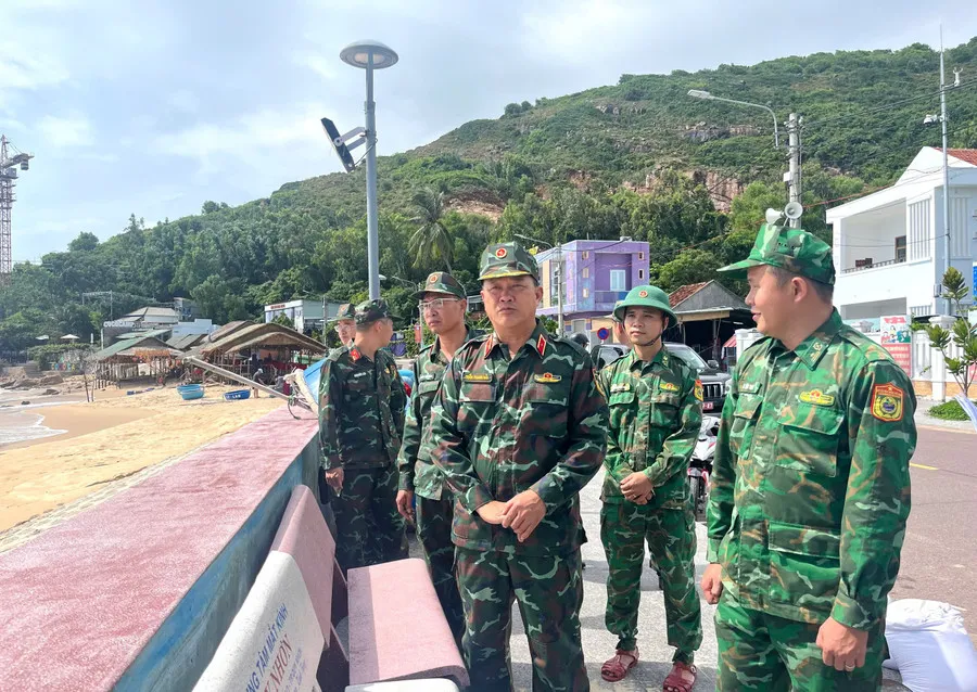 Quân đội sát cánh cùng chính quyền và nhân dân Gia Lai ứng phó với bão số 13 - Ảnh 5.