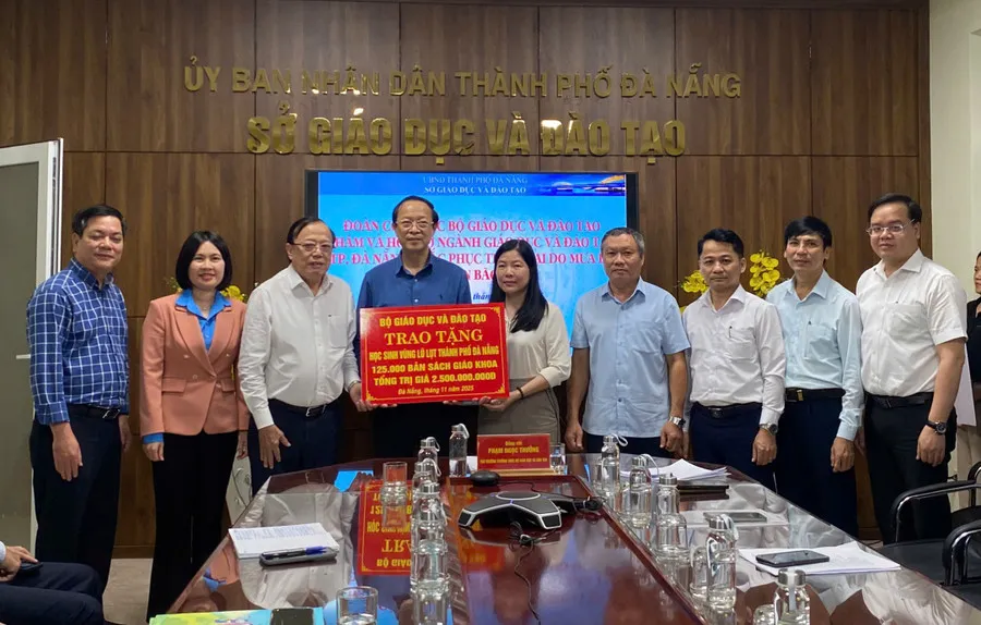 Học sinh vùng ảnh hưởng bão lũ Đà Nẵng trở lại lớp với sách giáo khoa mới- Ảnh 2. Học sinh vùng ảnh hưởng bão lũ Đà Nẵng trở lại lớp với sách giáo khoa mới- Ảnh 2.