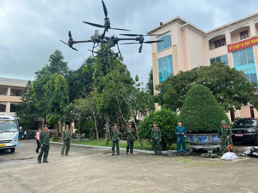 Quân đội sát cánh cùng chính quyền và nhân dân Gia Lai ứng phó với bão số 13 - Ảnh 3.