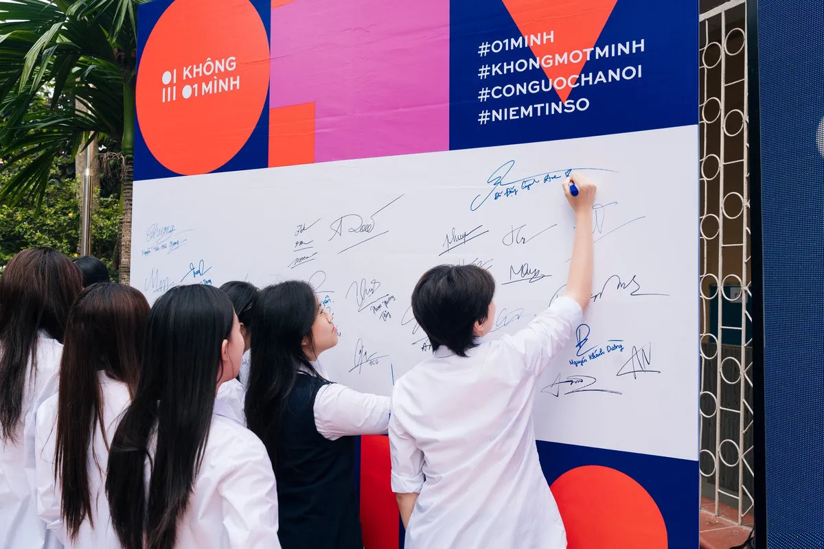 Tăng cường kết nối thật để vững vàng trước "thế giới số"- Ảnh 1.