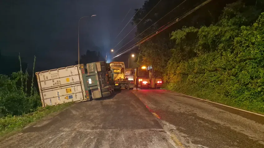 Mất phanh khi đổ đèo Bảo Lộc, xe container tông trực diện xe tải - Ảnh 1.