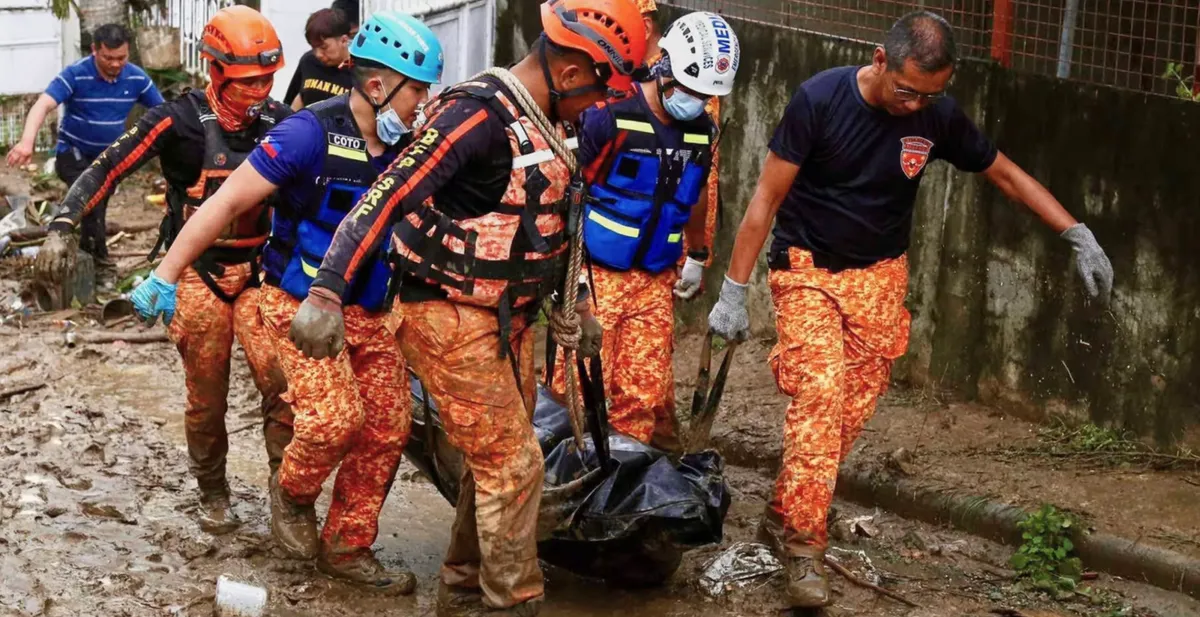 Bão Kalmaegi tàn phá Philippines: 46 người thiệt mạng, trực thăng quân sự rơi trong lúc cứu trợ - Ảnh 1.