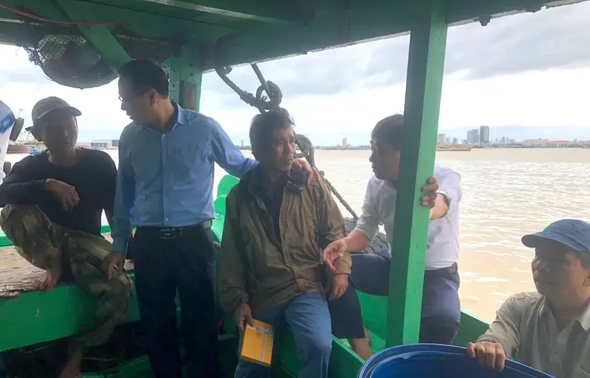 Lai dắt tàu cá cùng 7 ngư dân trôi dạt trên biển 6 ngày vào bờ an toàn - Ảnh 1.