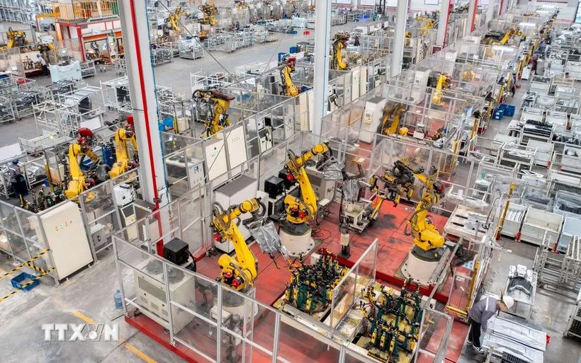 Bên trong nhà máy sản xuất xe điện ở tỉnh Chiết Giang (Trung Quốc). (Ảnh: THX/TTXVN)