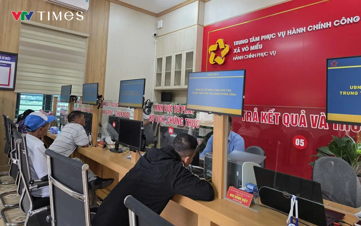 Người dân đến Trung tâm hành chính công xã Võ Miếu làm thủ tục. 