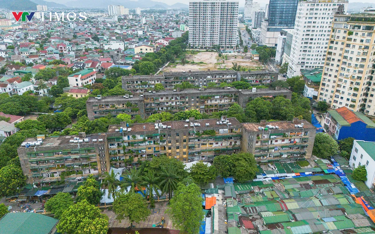 Trải qua nửa thế kỷ, các toà nhà của chung cư Quang Trung đã xuống cấp nghiêm trọng.