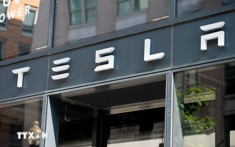 Biểu tượng Tesla tại cửa hàng ở Washington, DC, Mỹ. (Ảnh: AFP/TTXVN)
