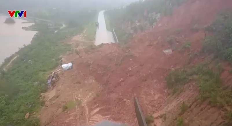 Hà Tĩnh: Sạt lở đường ven biển, 3 người bị thương - Ảnh 3.