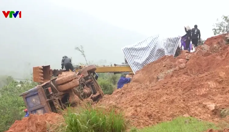 Hà Tĩnh: Sạt lở đường ven biển, 3 người bị thương - Ảnh 1.