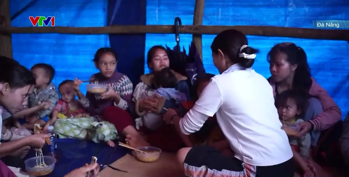 Cán bộ vùng cao cứu dân giữa lũ dữ, trở về mới biết nhà mình đã bị cuốn trôi - Ảnh 2.