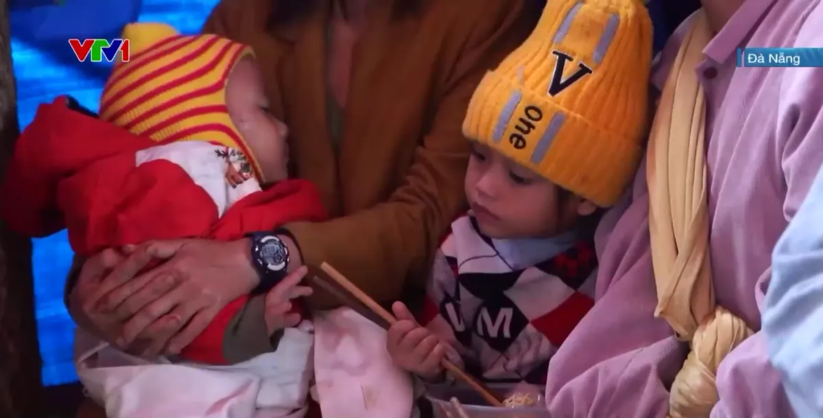 Cán bộ vùng cao cứu dân giữa lũ dữ, trở về mới biết nhà mình đã bị cuốn trôi - Ảnh 1.