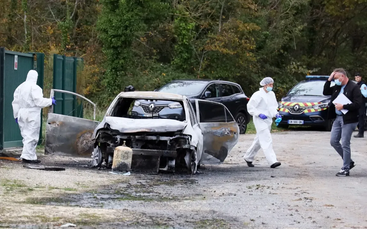 Cảnh sát điều tra chiếc xe bị cháy sau vụ tài xế lao vào người đi bộ và người đi xe đạp trên đảo Oléron, ngày 5/11/2025 (Ảnh: AP)