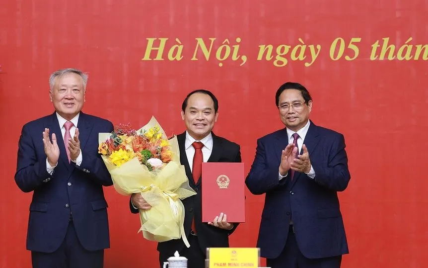 Thủ tướng Phạm Minh Chính và Phó Thủ tướng Thường trực Nguyễn Hoà Bình trao Quyết định bổ nhiệm Phó Tổng Thanh tra Thường trực Thanh tra Chính phủ đối với ông Nguyễn Quốc Đoàn. (Ảnh: TTXVN)