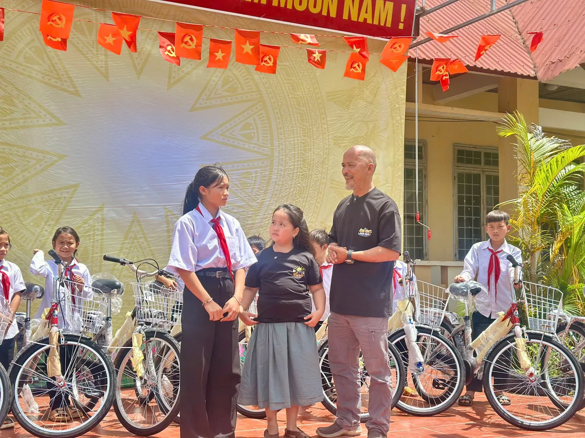 Bố con họa sĩ Hồ Việt và trải nghiệm khó quên trong Cha con vạn dặm - Ảnh 5.