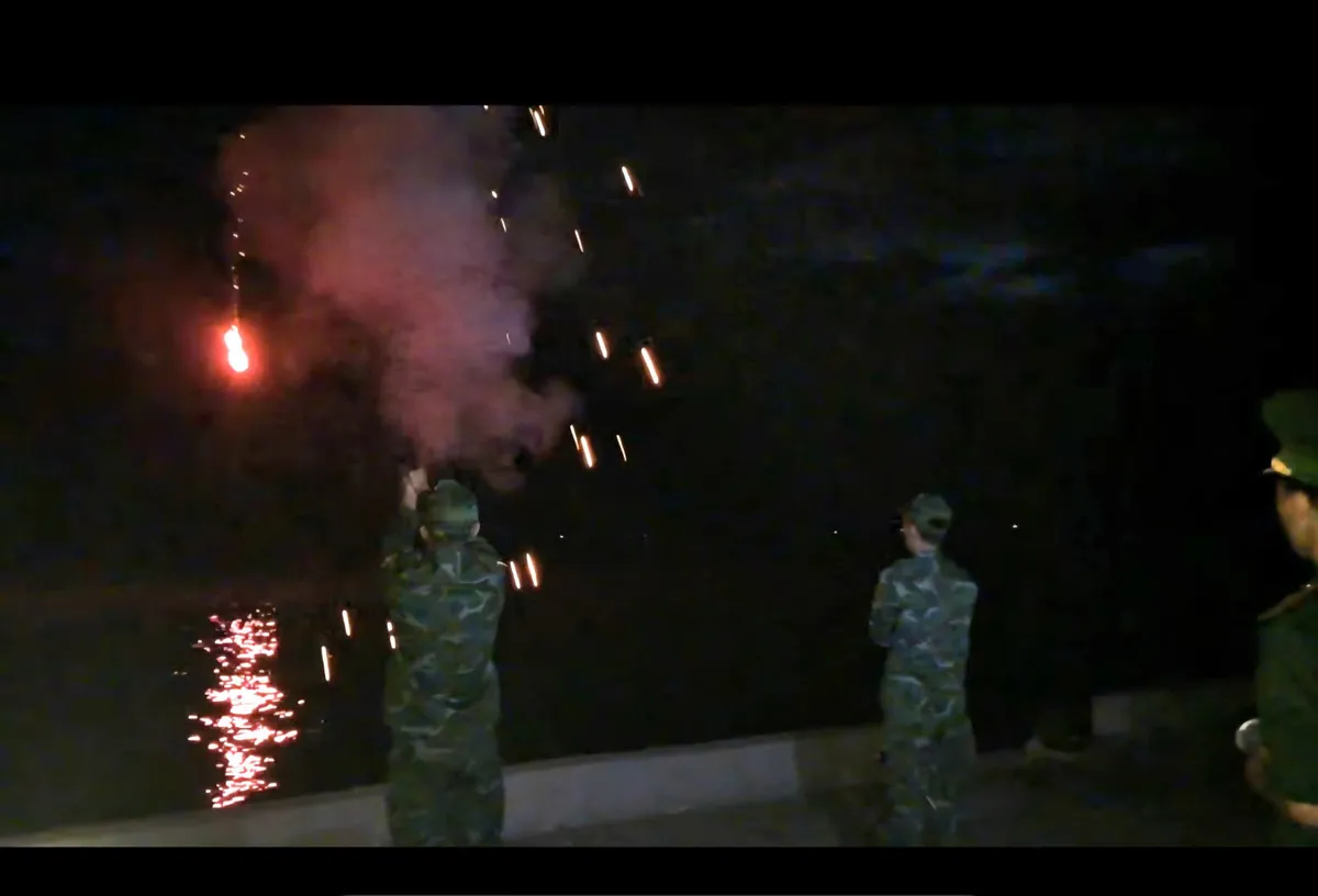 Khánh Hòa: Bắn pháo hiệu báo bão, Biên phòng vào vị trí ứng phó bão Kalmaegi - Ảnh 1.