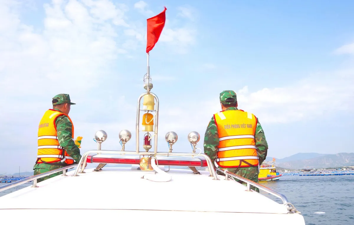 Khánh Hòa: Bắn pháo hiệu báo bão, Biên phòng vào vị trí ứng phó bão Kalmaegi - Ảnh 3.