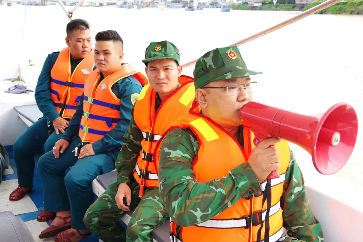 Khánh Hòa: Bắn pháo hiệu báo bão, Biên phòng vào vị trí ứng phó bão Kalmaegi - Ảnh 2.