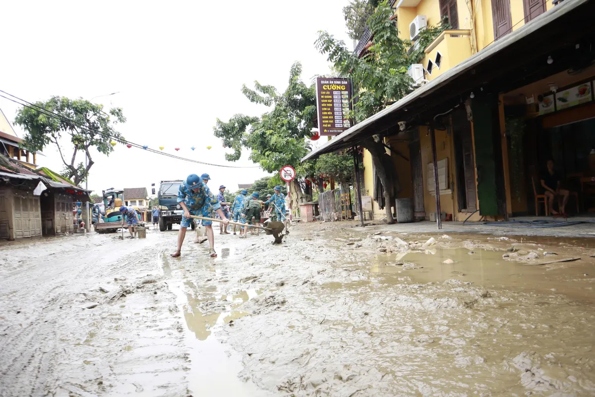 Đà Nẵng: Huy động các lực lượng khắc phục mưa lũ, sẵn sàng ứng phó với bão số 13 - Ảnh 2.