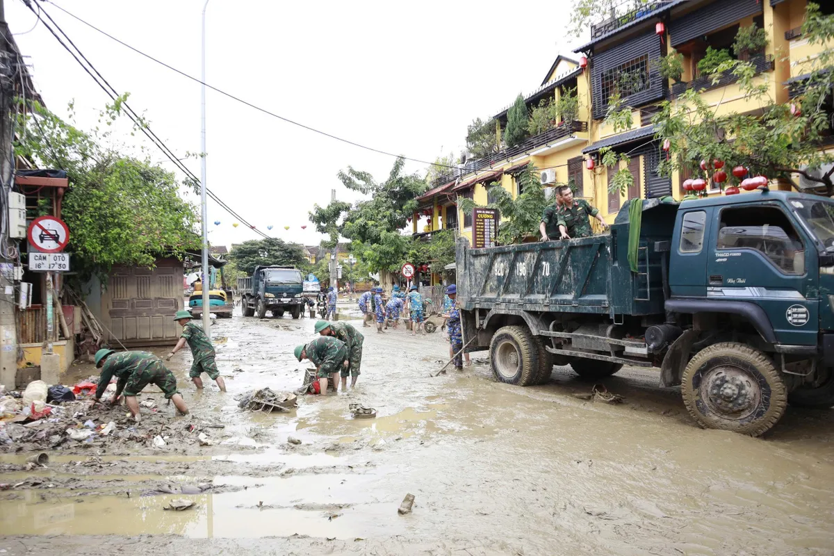 Đà Nẵng: Huy động các lực lượng khắc phục mưa lũ, sẵn sàng ứng phó với bão số 13 - Ảnh 3.
