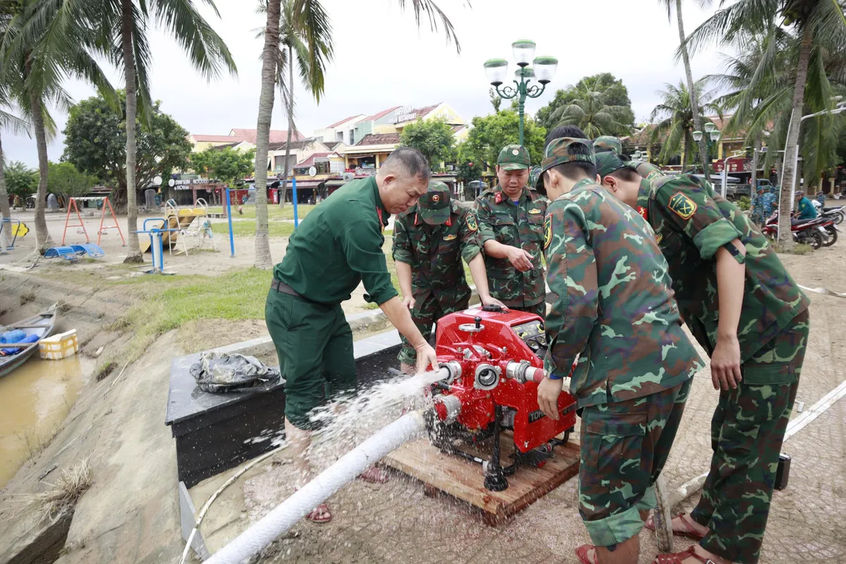 Đà Nẵng: Huy động các lực lượng khắc phục mưa lũ, sẵn sàng ứng phó với bão số 13 - Ảnh 4.