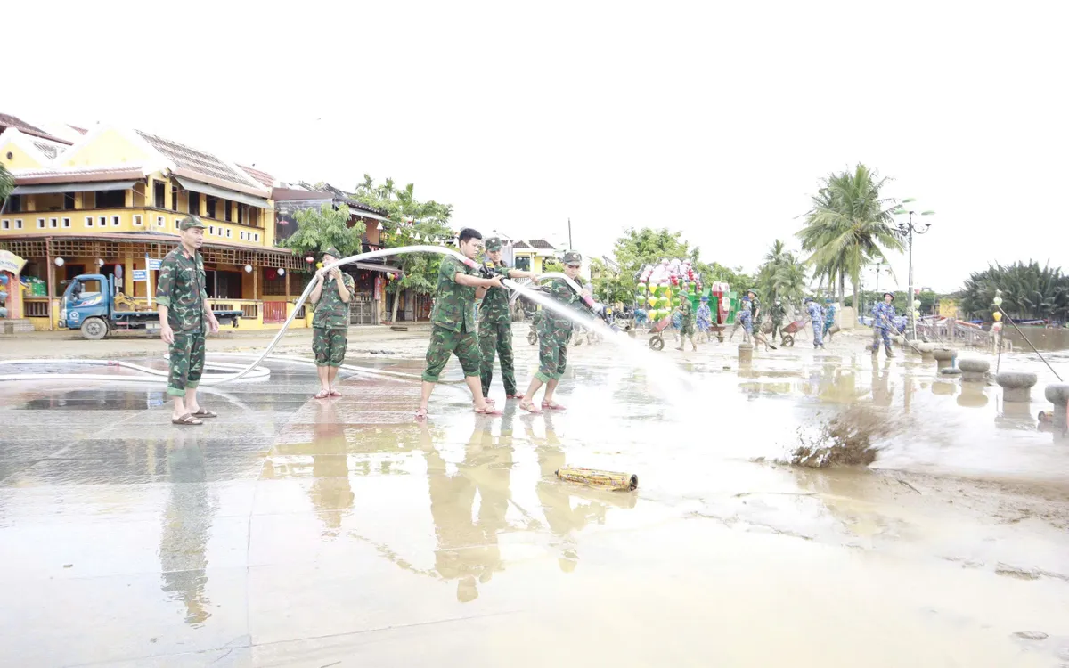 Huy động các lực lượng khắc phục mưa lũ, sẵn sàng ứng phó với bão số 13